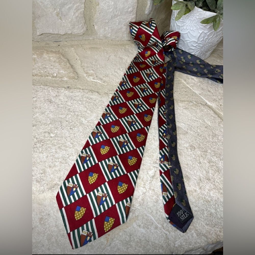 Oscar de la Renta 100% silk crest necktie